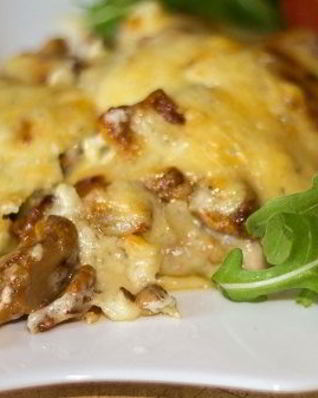 Мясо по-французски с картошкой и грибами