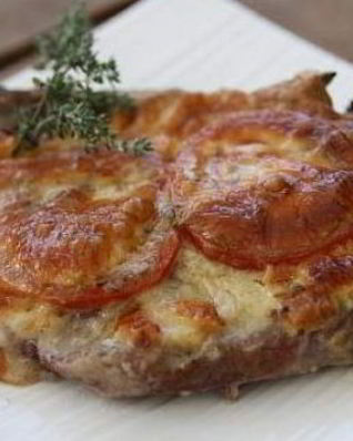 Мясо по-французски с помидорами и сыром