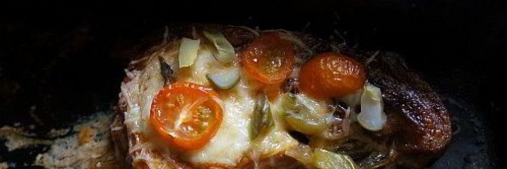 Мясо по-французски в духовке с помидорами