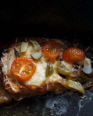 Мясо по-французски в духовке с помидорами