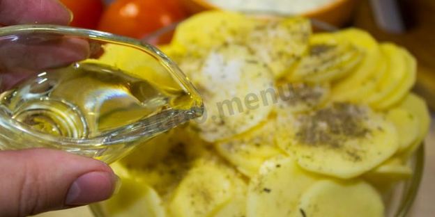 мясо свинины по-французски с помидорами картошкой сыром