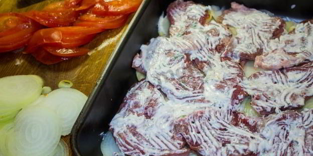 мясо свинины по-французски с помидорами картошкой сыром