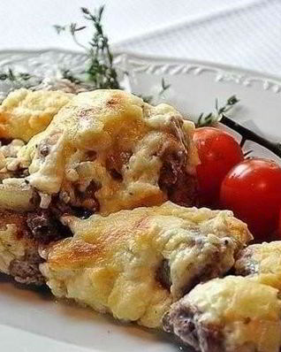 Свиная шейка с пармезаном запеченная по-французски