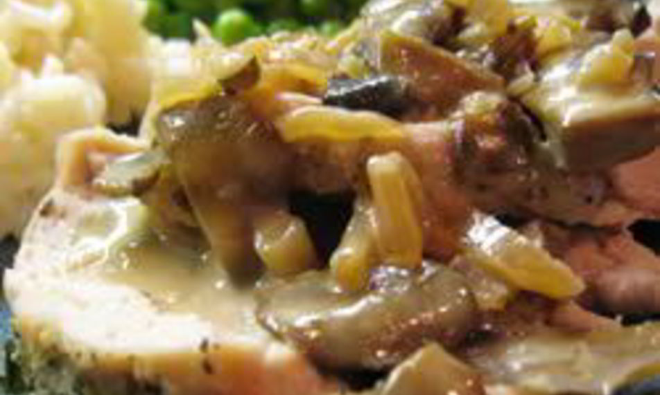 Рецепт свиной вырезки с грибным соусом по-французски