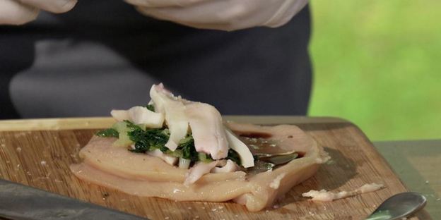 фаршированная куриная грудка с теплым салатом