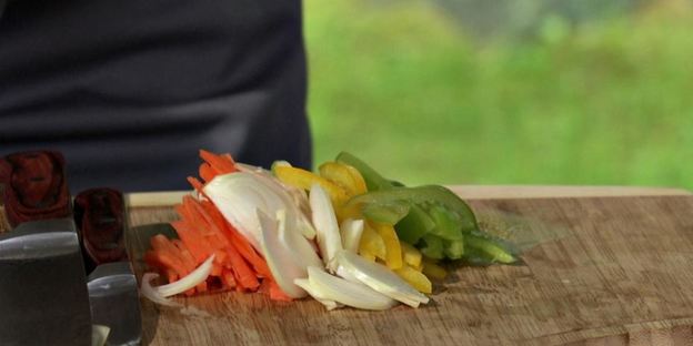 фаршированная куриная грудка с теплым салатом