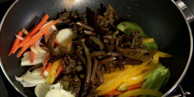 фаршированная куриная грудка с теплым салатом