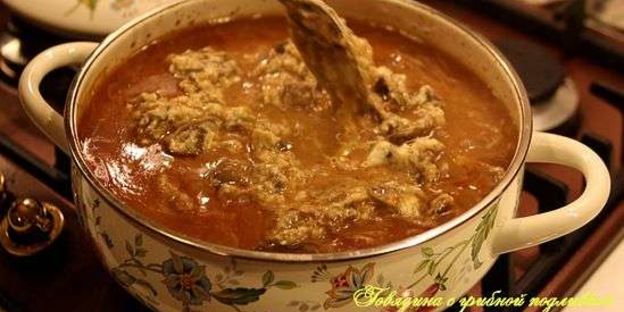 говядина с грибной подливкой