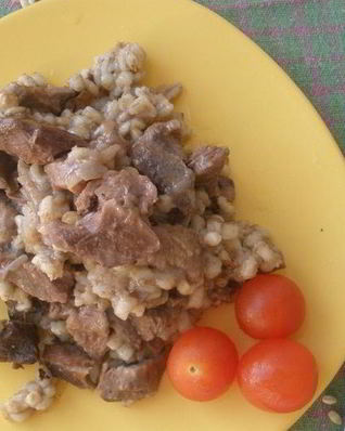 Говядина с перловкой в горшочках