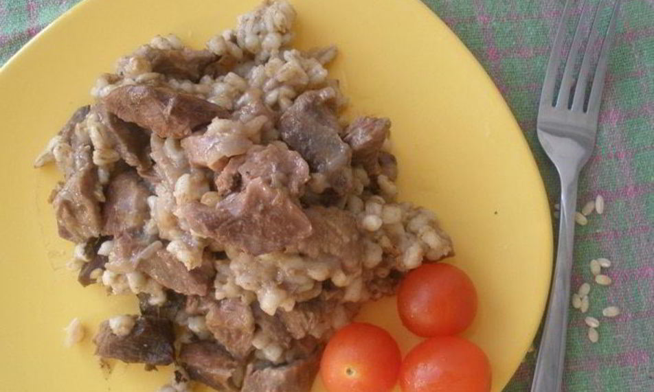 Рецепт говядины с перловкой в горшочках