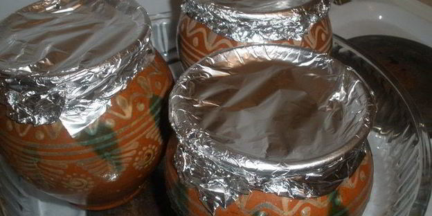 говядина с перловкой в горшочках