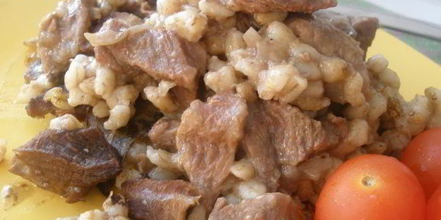 говядина с перловкой в горшочках