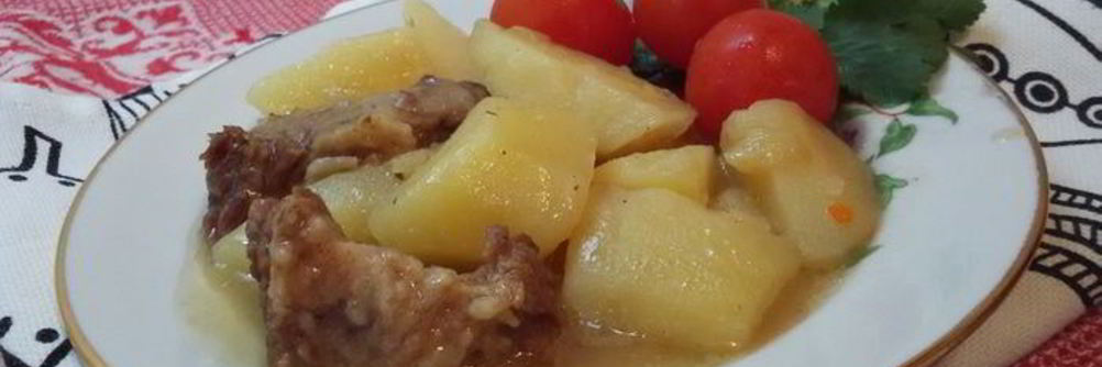 Говядина, тушеная с луком и картофелем
