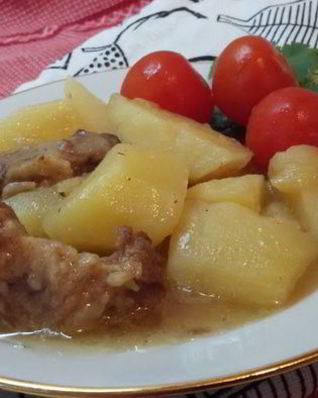Говядина, тушеная с луком и картофелем
