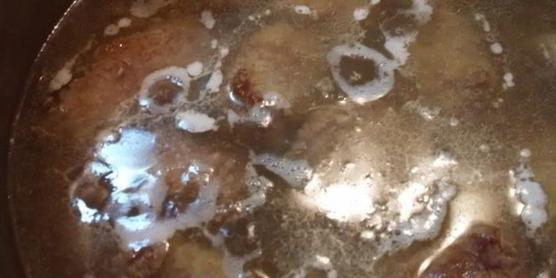 говядина, тушеная с луком и картофелем