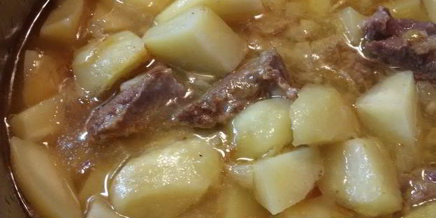 говядина, тушеная с луком и картофелем