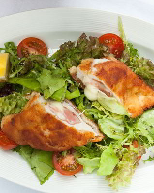 Кордон блю с микс салатом