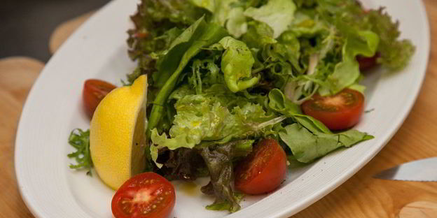 кордон блю с микс салатом