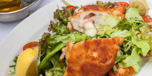 кордон блю с микс салатом