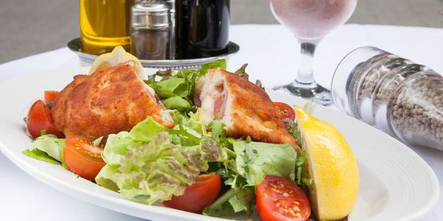 кордон блю с микс салатом