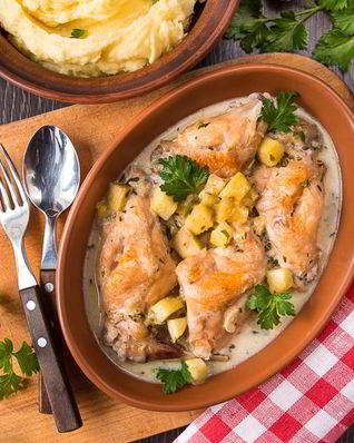 Кролик в винном соусе с яблоками