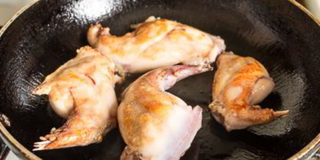 кролик в винном соусе с яблоками