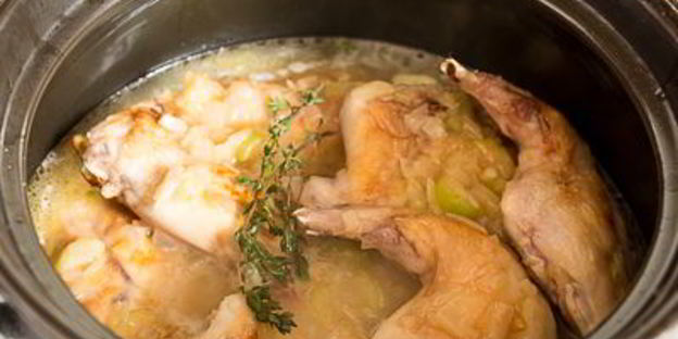 кролик в винном соусе с яблоками