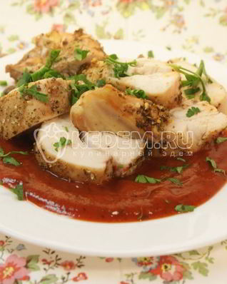 Куриная грудинка с томатным соусом