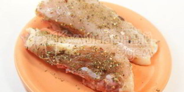 куриная грудинка с томатным соусом