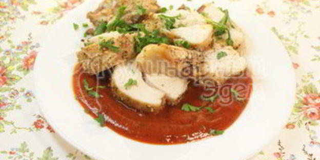 куриная грудинка с томатным соусом