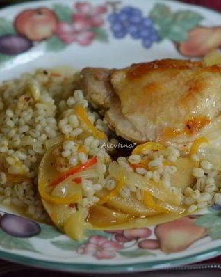 Куриные бедрышки с яблоками и перловкой