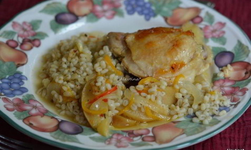 Рецепт куриных бедрышек с яблоками и перловкой