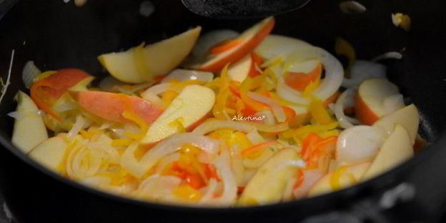 куриные бедрышки с яблоками и перловкой