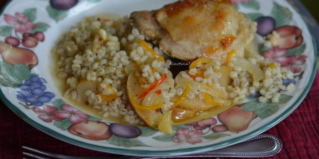 куриные бедрышки с яблоками и перловкой