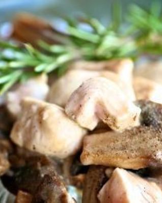 Куриные грудки тушеные с белым вином