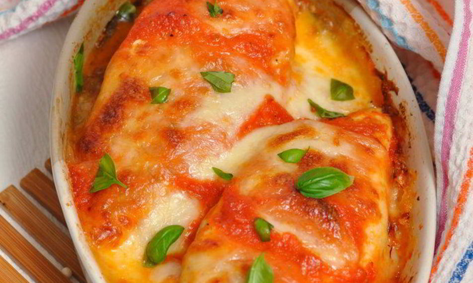 Рецепт куриных грудок, запеченных с баклажанами и моцареллой