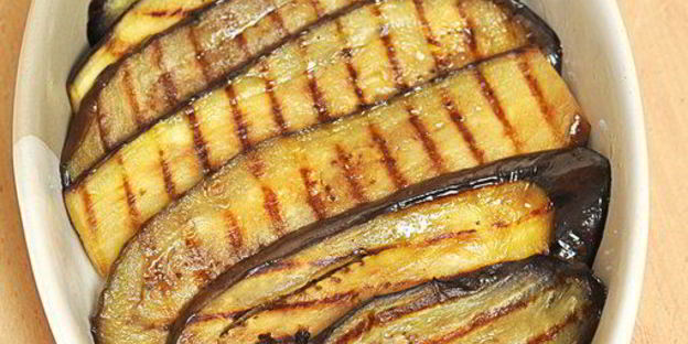 куриные грудки, запеченные с баклажанами и моцареллой