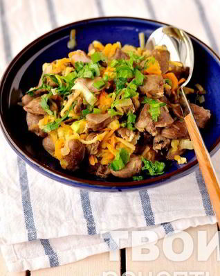 Куриные сердечки, тушенные с морковью и яблоком