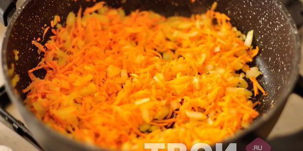 куриные сердечки, тушенные с морковью и яблоком