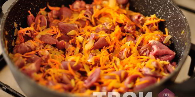 куриные сердечки, тушенные с морковью и яблоком