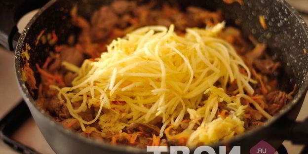 куриные сердечки, тушенные с морковью и яблоком