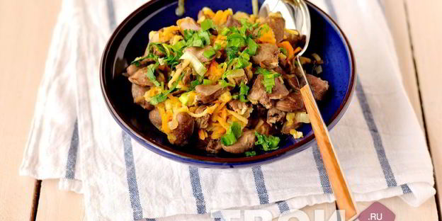 куриные сердечки, тушенные с морковью и яблоком