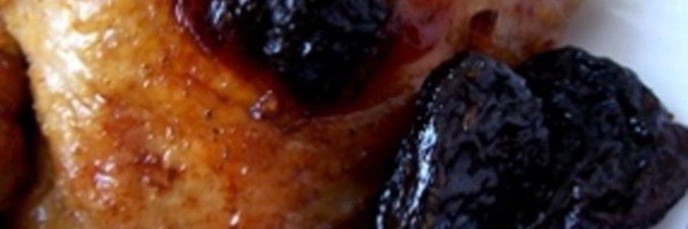 Курица с черносливом и яблоками