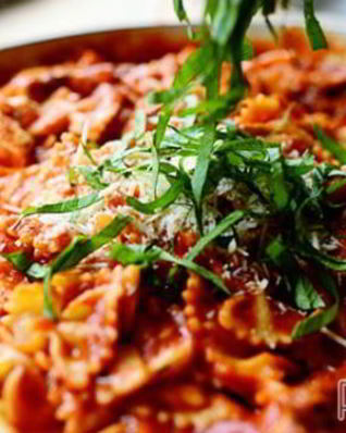 Курица с фарфалле