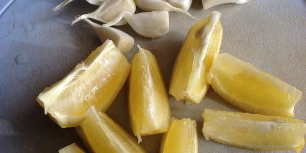 курица с картофелем, запеченная с молодым чесноком