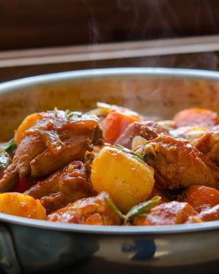 Курица, тушенная с луком и морковью