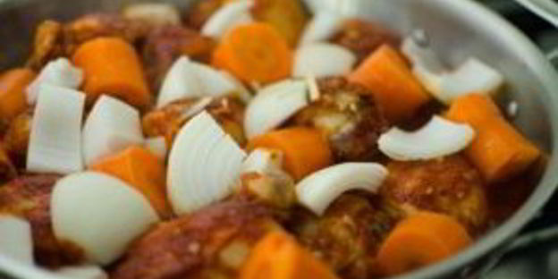 курица, тушенная с луком и морковью