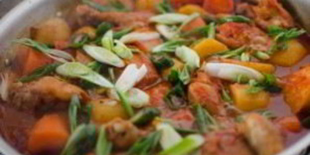 курица, тушенная с луком и морковью