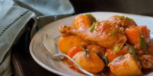 курица, тушенная с луком и морковью