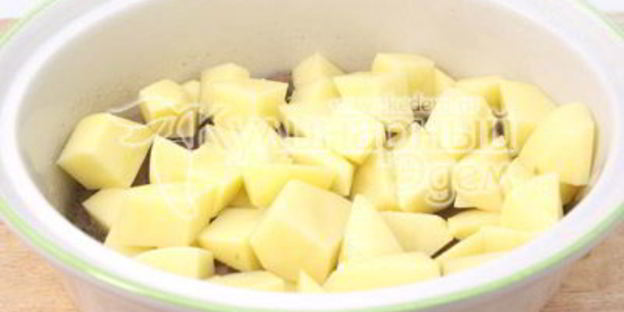 мясо в горшочке с картофелем